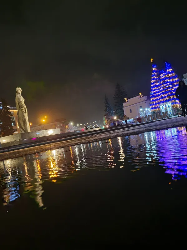 Сніг, ялинки та ілюмінації: який він, вечірній зимовий Луцьк (фото)