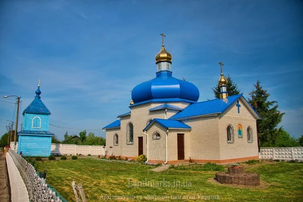 Дерев'яна церква згоріла, на території залишилась дерев'яна дзвіниця ХІХ століття