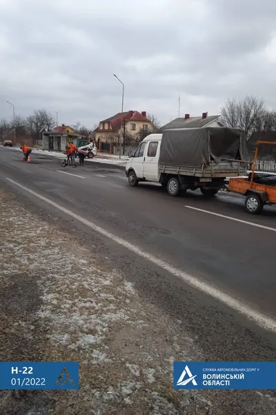 На Волині проводять аварійні роботи з ліквідації вибоїн на дорогах (фото)