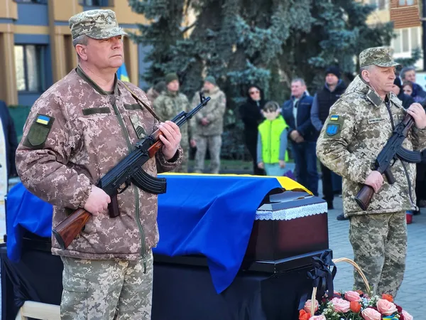 Двічі доброволець: у Ковелі попрощалися з 41-річним воїном Вячеславом Куцем (фото)