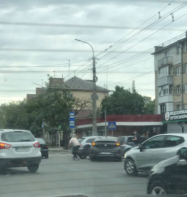 Аварія біля «Салюту» в Луцьку: проспект Грушевського «став» у заторі (фото)