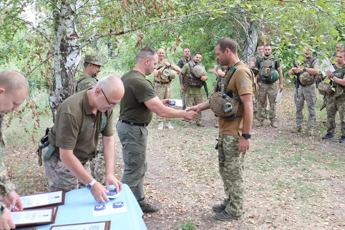 Комбриг волинської ТрО вручив бійцям і бійчиням нагороди (фото)