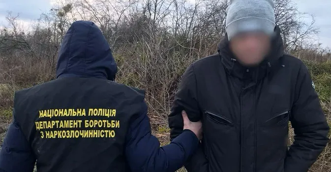 У Луцьку затримали «закладника» з небезпечним психотропом (фото)