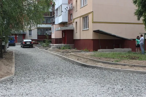 Показали, як ремонтують вулиці Луцька та «підпирають» Замок Любарта