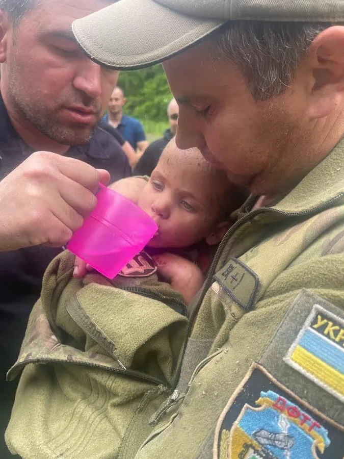 Шукали понад тисяча людей: у лісі знайшли дворічну дівчинку (фото)
