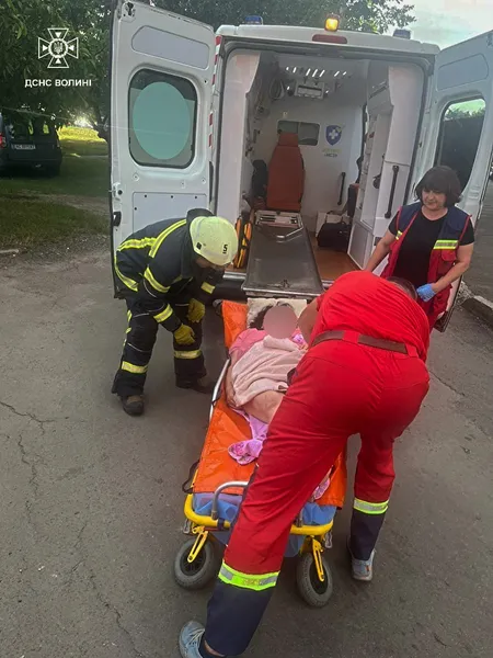 На Волині рятувальники виламали двері, аби допомогти непритомній бабусі (фото)