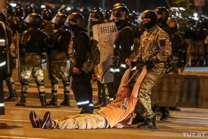 Вибори у Білорусі: тисячі людей вийшли на протест, є затримані й поранені (відео)