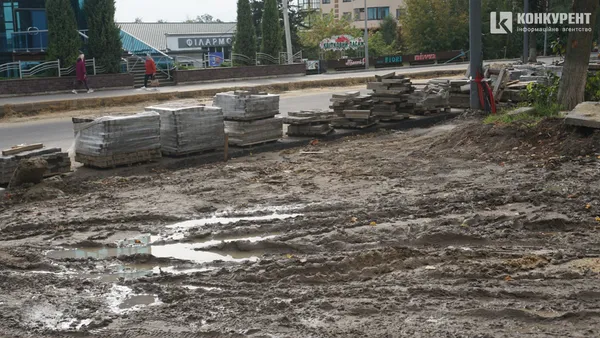 Їздять, ходять, ремонтують: що відбувається на проспекті Волі у Луцьку (фото)