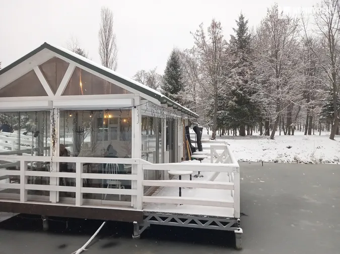 Сніжно і безлюдно: зима у Центральному парку Луцька (фото)