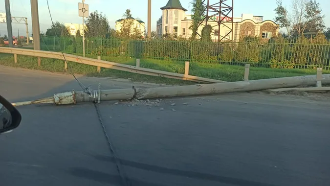 Під Луцьком біля «Епіцентру»впав стовп