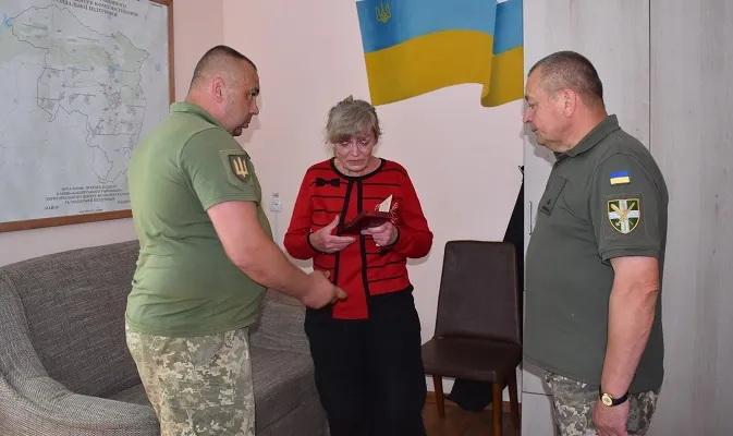 На Волині матері загиблого воїна передали його орден «За мужність» (фото)