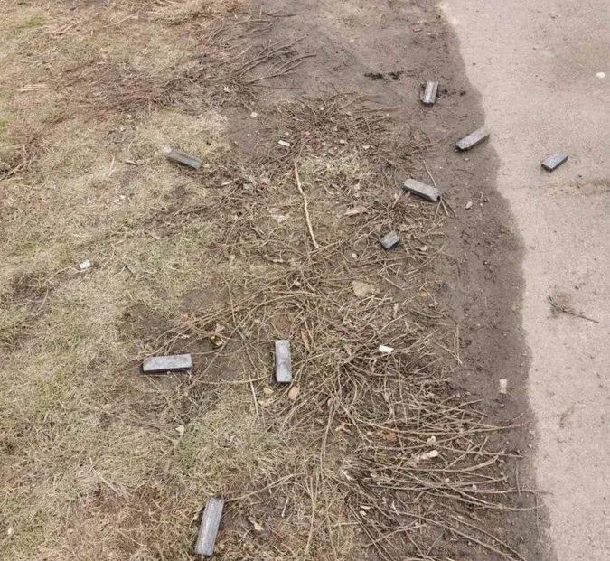 Водії луцьких тролейбусів розкидають графіт на тротуарах (фотофакт)
