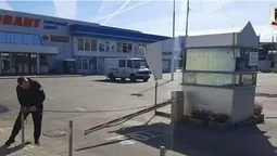 У Луцьку муніципали зрізали шлагбауми біля «Юванту» (фото, відео)