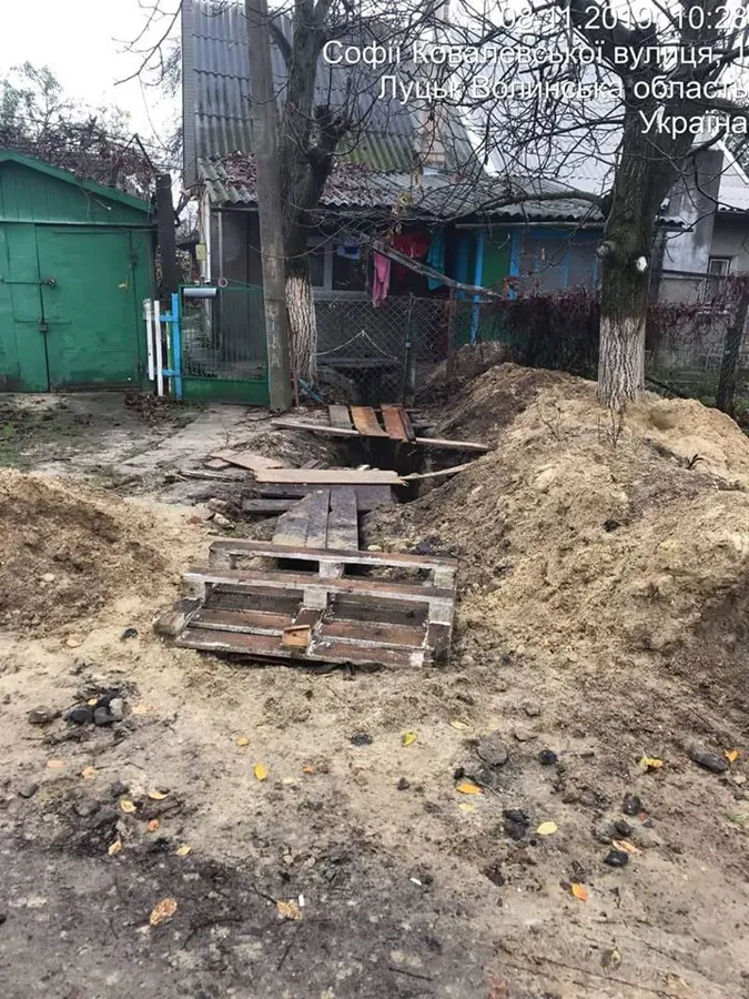 На лучанку склали протокол за незаконне прокладання каналізації