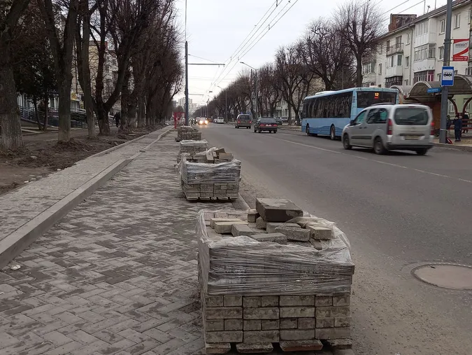 Роблять сквер і бордюри: що коїться на проспекті Волі у Луцьку (фото)