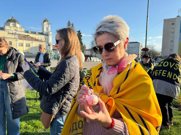 «Великодня надія»: у Луцьку рідні полонених та зниклих безвісти Героїв влаштували акцію (фото)