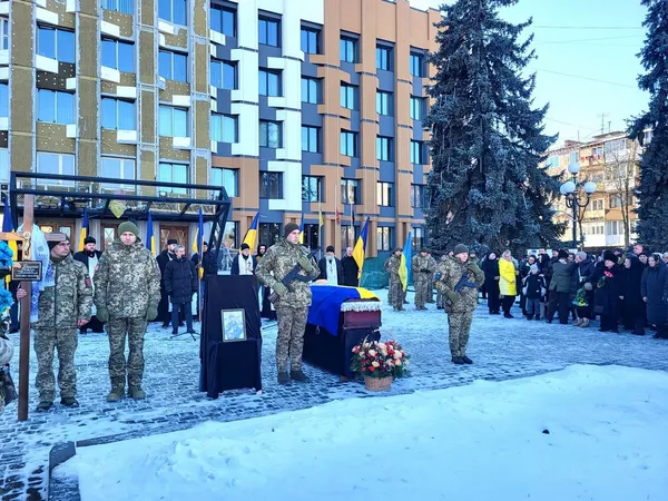 Майже 14 місяців очікування: у Ковелі попрощалися з воїном Романом Ющенком (фото)