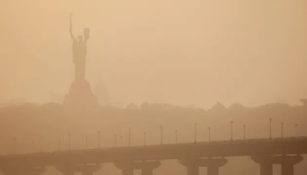 Пил з Сахари знову в Україні: чи дістанеться на Волинь