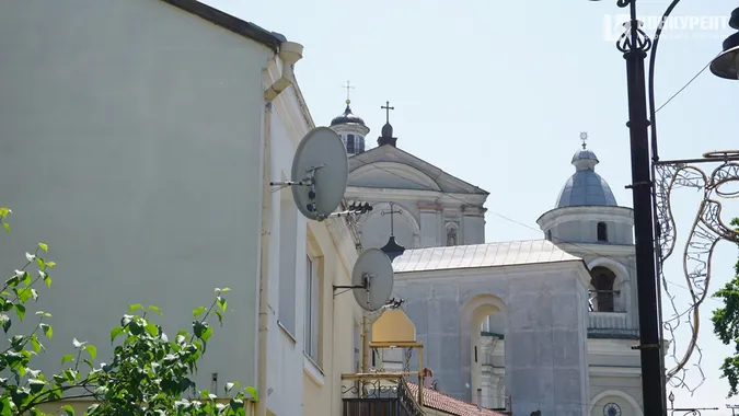 Літо на порозі: вулиця Братковського вабить тишею і квітами (фото)