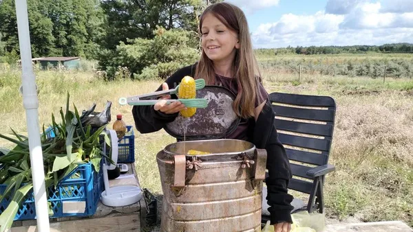 Після війни знайшов справу для душі – ветеран з Волині вирощує кукурудзу та фундук (фото)