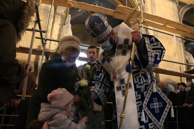 У луцькому соборі митрополит Михаїл роздавав жінкам білі троянди (фото)