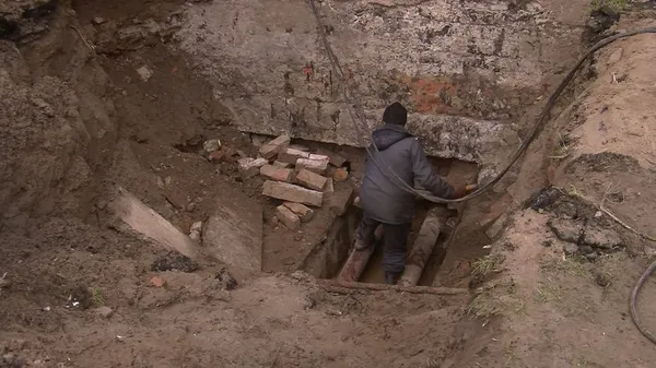 Аварійна бригада ДКП «Луцьктепло» замінює труби