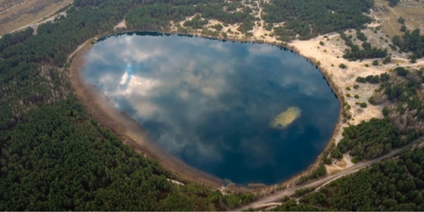 Морські пляжі посеред лісу: на Поліссі причаїлося глибоке озеро з цілющою водою (фото)