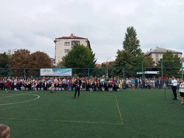 Веселі і сумні: святкування першого дзвоника у луцькій школі №9 (фото)