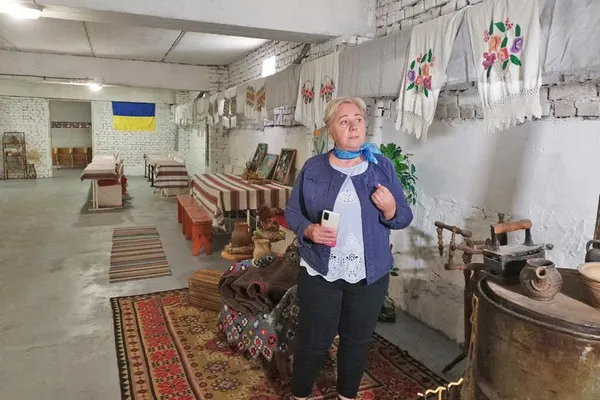 З вишитими рушниками: на Волині облаштували укриття в етностилі (фото)