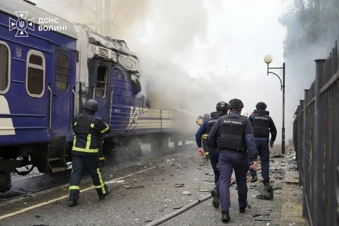 У Луцьку ліквідували наслідки влучання на вокзалі (фото)