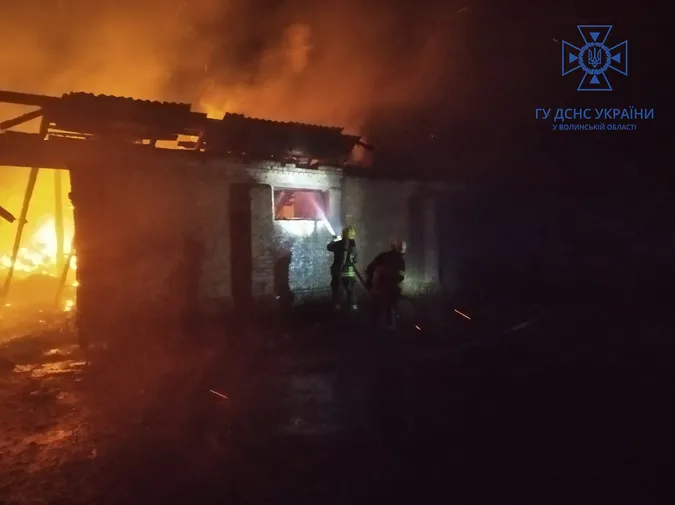 Згоріли котел і генератор, зерно і картопля: на Волині вночі сталися дві пожежі (фото, відео)
