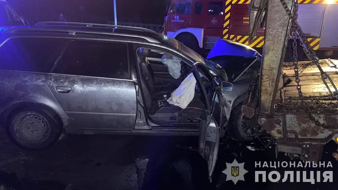 Загинув пасажир: на Волині п'яний на Audi протаранив вантажівку (фото)