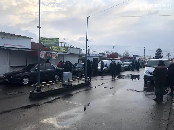 Підприємці забарикадували автомобілями Старий ринок у Луцьку (фото, відео)