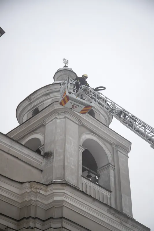 Три пожежні машини та 26 рятувальників: у костелі Петра і Павла в Луцьку працювали вогнеборці (фото)