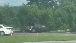 У Луцьку на Ківерцівському мосту автівка злетіла з дороги (відео)