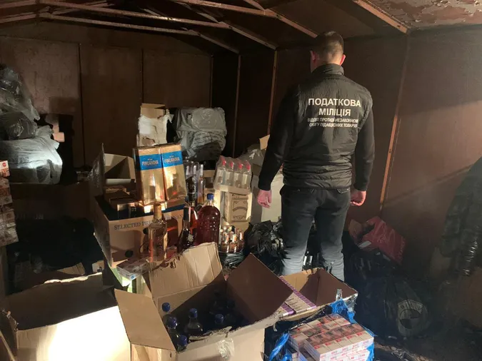 У Луцьку знайшли гаражі, звідки постачали на ринок безакцизні цигарки й алкоголь (фото)