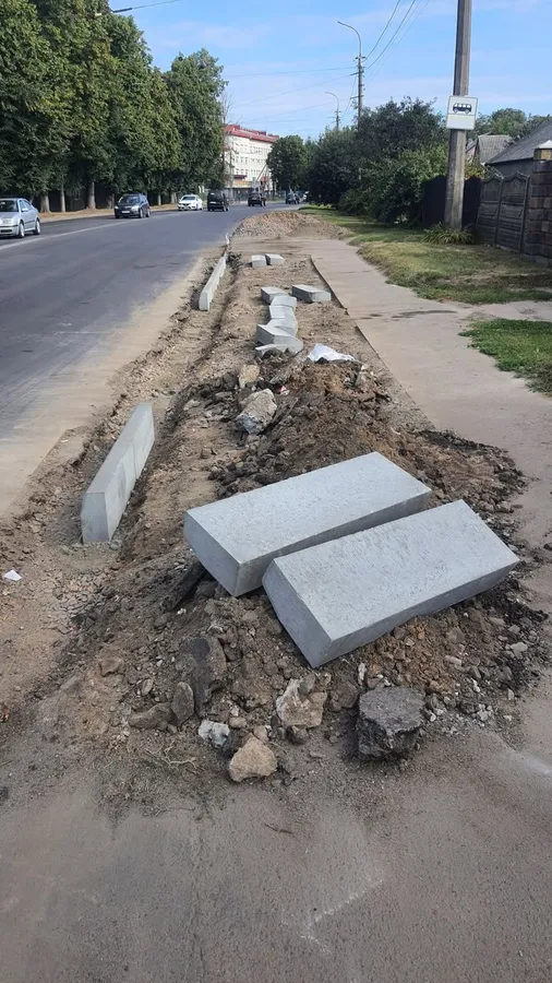 У Луцьку «немає грошей» на ЗСУ та освіту, але є на ремонти тротуарів (фото)