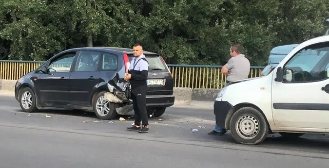 На виїзді з Луцька на мосту зіткнулись Fiat і Ford (фото)