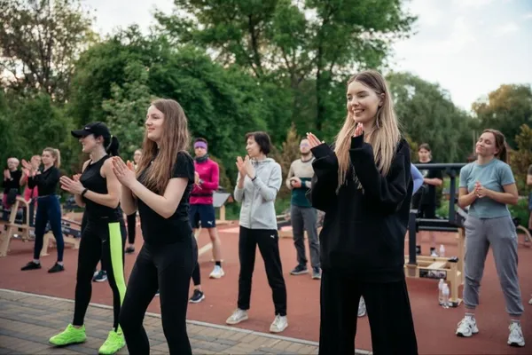 «Місто, рухайся!»: пів сотні лучан зібралися на перше тренування просто неба (фото)