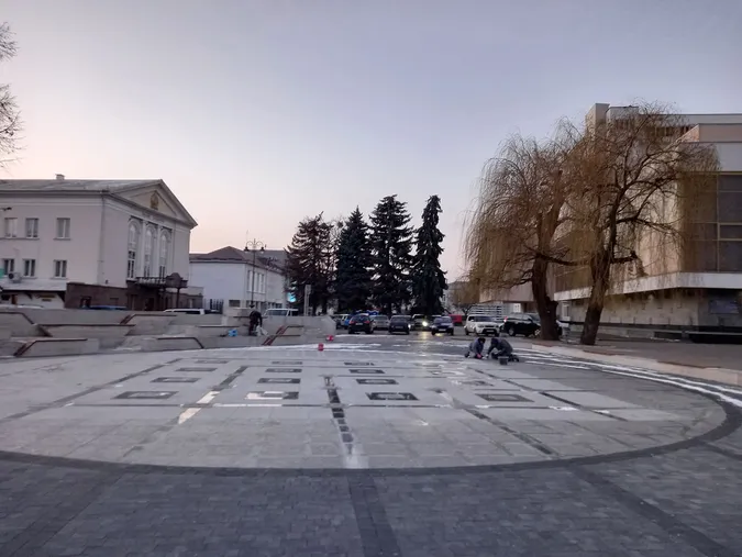 Біля нового луцького фонтану у грудні латали шви (фото)