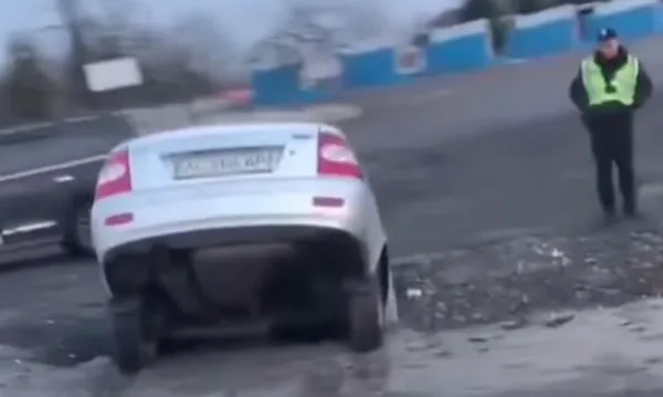 Біля Луцька авто «пірнуло» в яму серед дороги (фото)