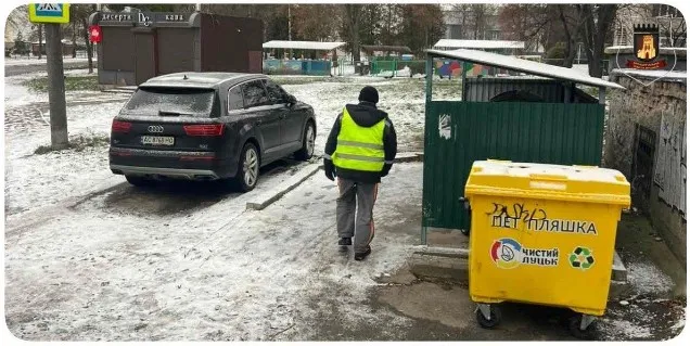 У Луцьку неправильно припарковані авто блокують вивіз сміття