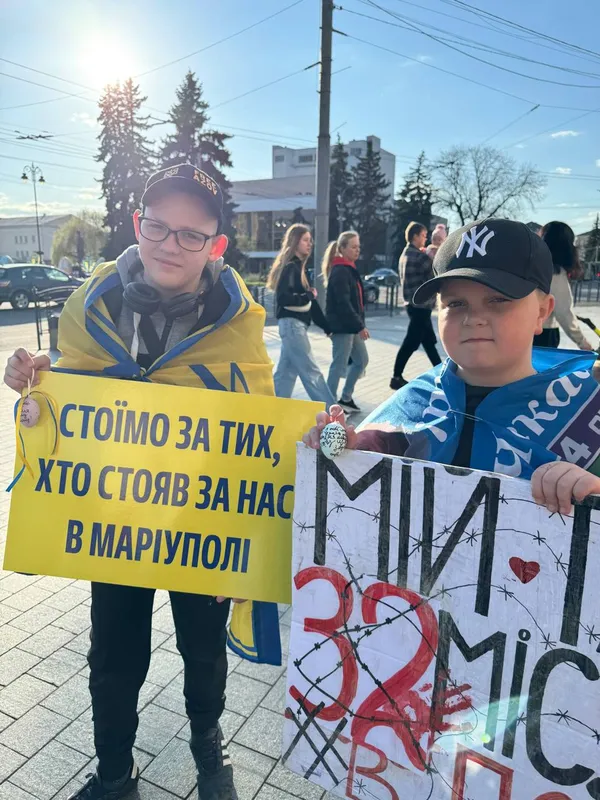 «Великодня надія»: у Луцьку рідні полонених та зниклих безвісти Героїв влаштували акцію (фото)
