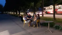 У Луцьку магазин «Сім 23» поставив літній майданчик на тротуарі(фото)