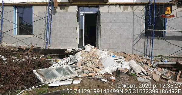 У Луцьку без дозволу встановили сходи і накидали поруч сміття