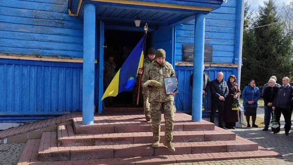 Дві громади у жалобі: на Волині в останню дорогу провели захисника Андрія Гудика (фото)