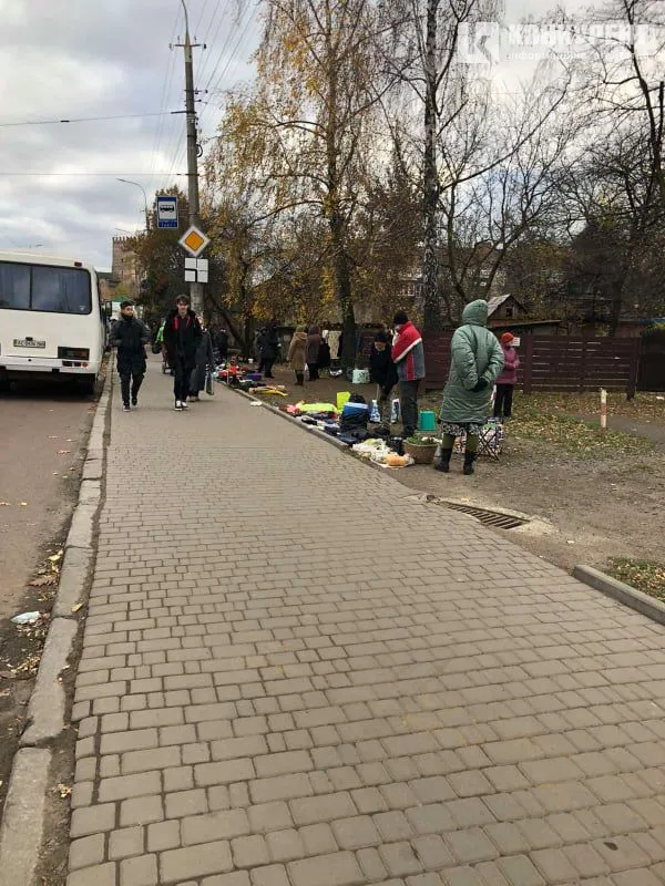 Старе місто перетворюється на Шанхай: лучанина обурила стихійна торгівля на газоні