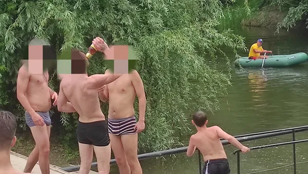 У луцькому парку відпочивальники стрибають з небезпечного причалу, а на дні – бетонна плита (фото)