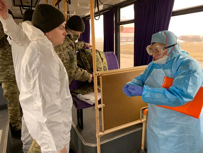 45 українців та 27 іноземців: прикордонники зустріли евакуйованих з Китаю (фото, відео)