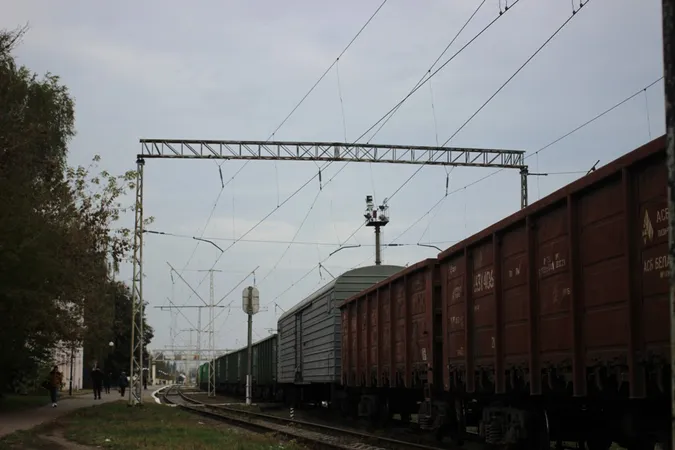 Розповіли про стан підлітка, який заліз на вагон потяга у Луцьку (відео)